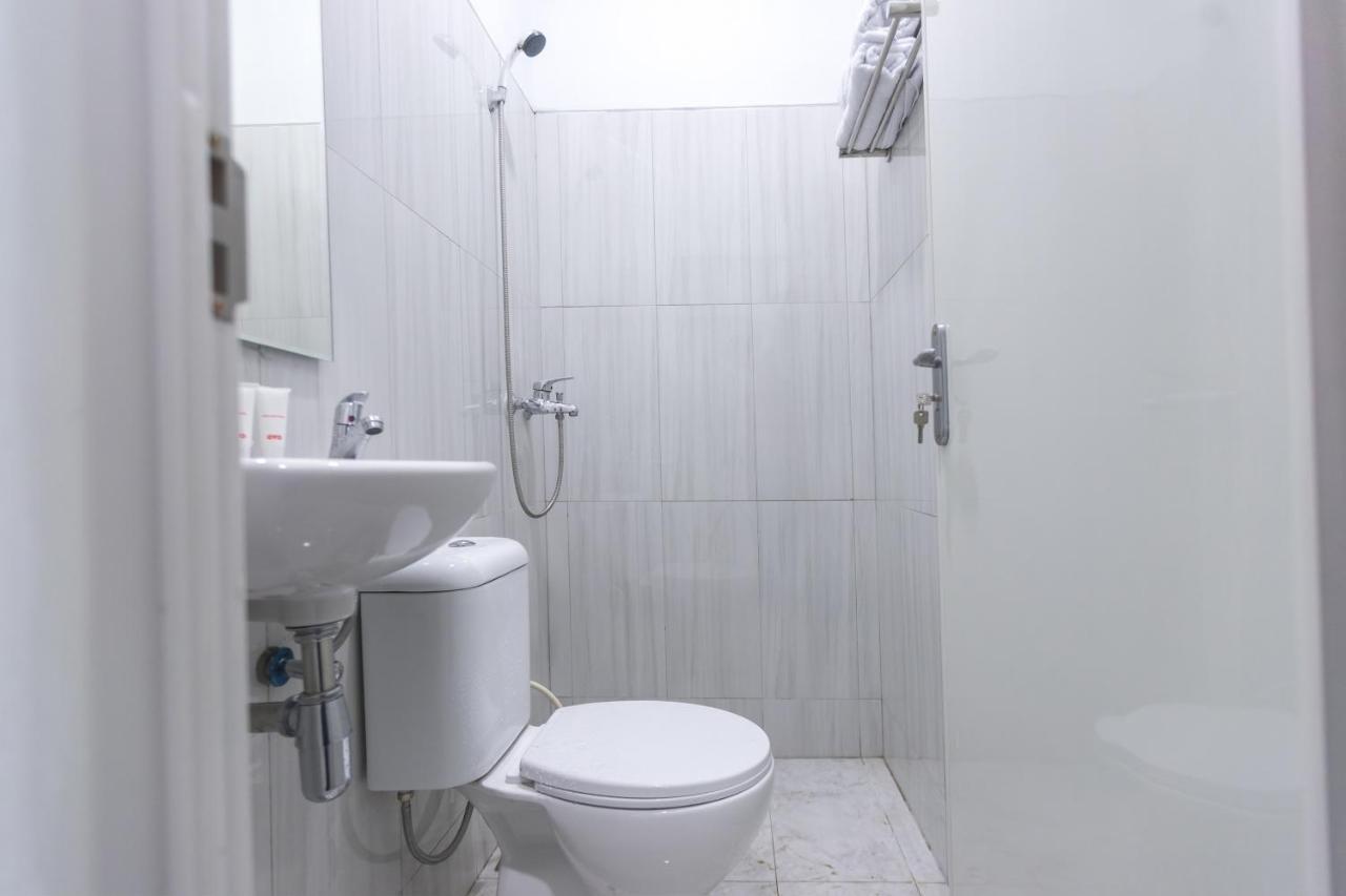 Oyo 907 Wisma Cakung Giacarta Esterno foto