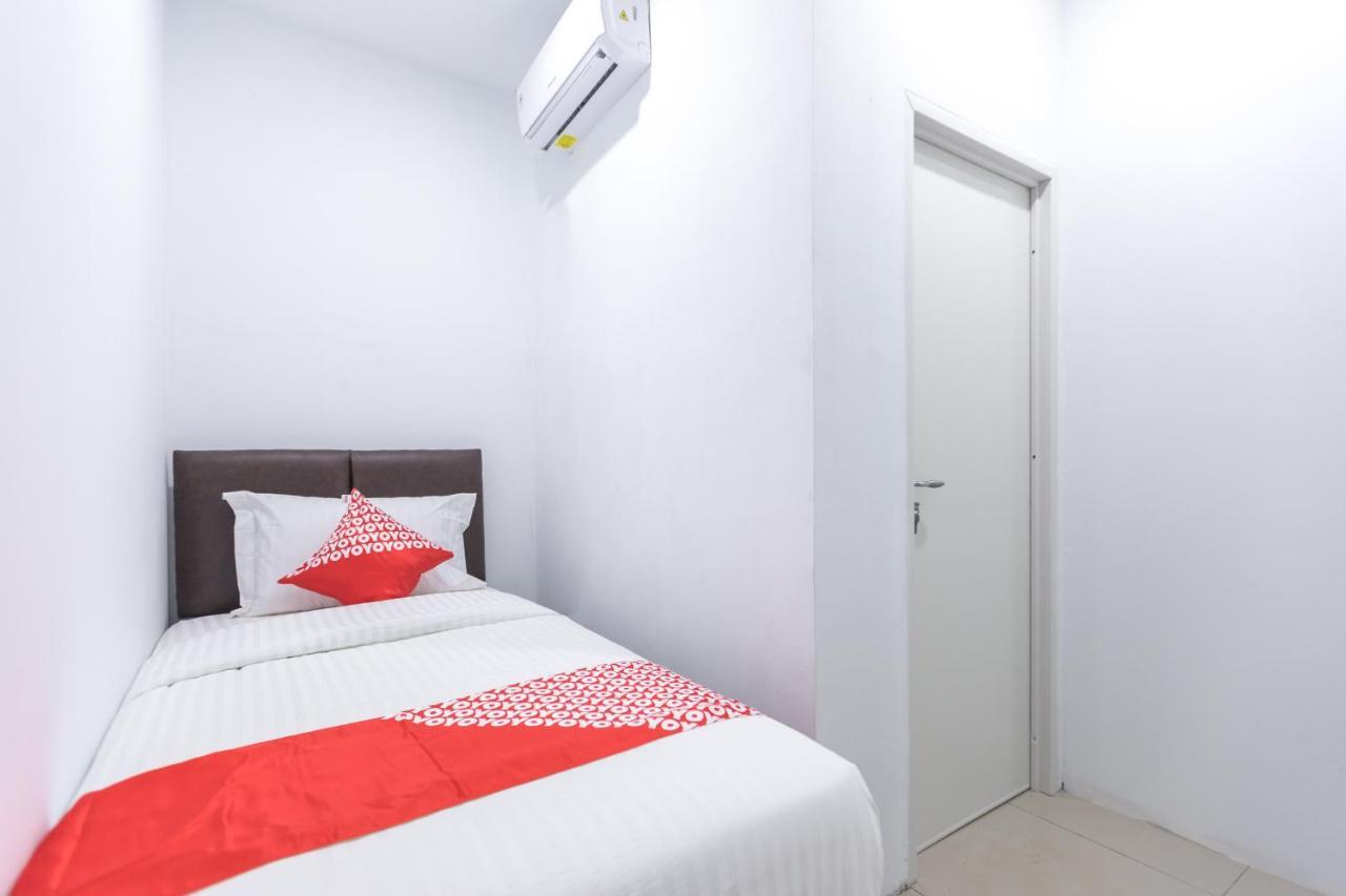 Oyo 907 Wisma Cakung Giacarta Esterno foto